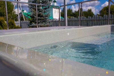 Уличный плавательный СПА с серой чашей и металлическими перилами